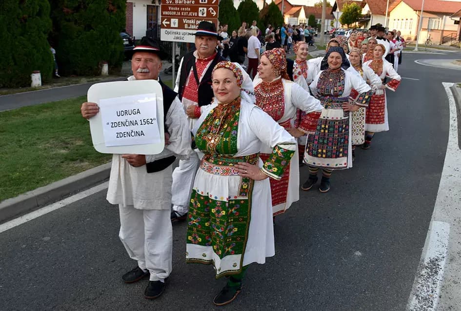 (FOTOGALERIJA) Bogatu smotru nakon nastupa desetak folklornih skupina začinili davorski tamburaši Satir