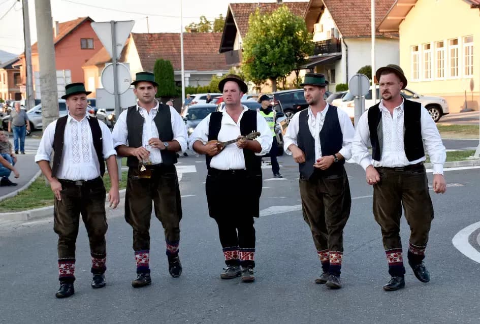 (FOTOGALERIJA) Bogatu smotru nakon nastupa desetak folklornih skupina začinili davorski tamburaši Satir