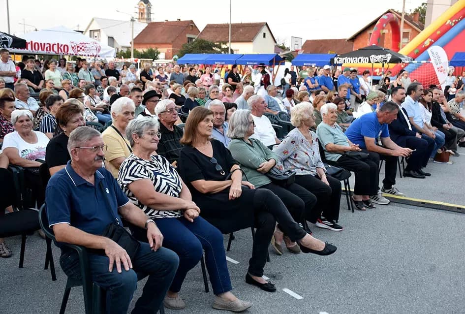 (FOTOGALERIJA) Bogatu smotru nakon nastupa desetak folklornih skupina začinili davorski tamburaši Satir