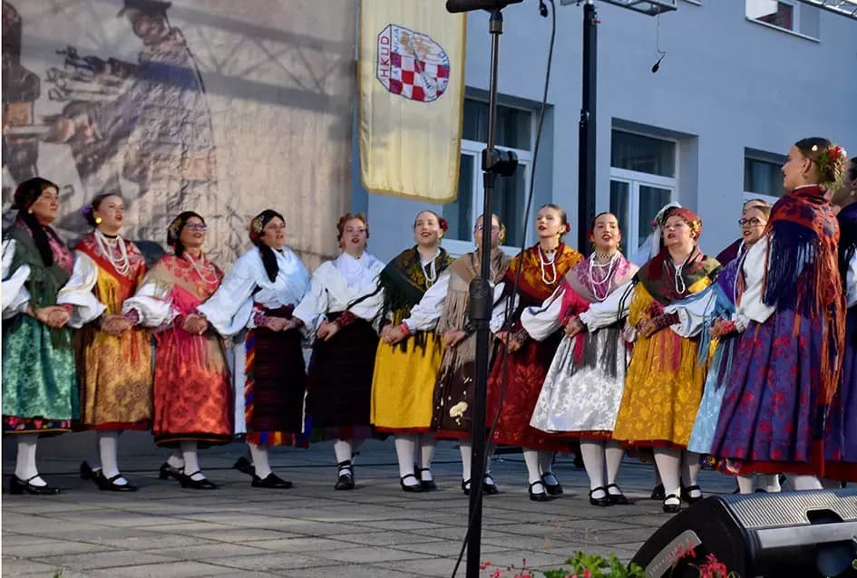 (FOTOGALERIJA) Bogatu smotru nakon nastupa desetak folklornih skupina začinili davorski tamburaši Satir