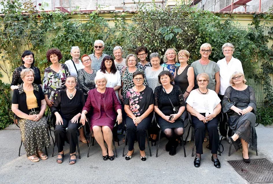 Maturanti Ekonomske škole iz 1975. godine za jubilej imali tortu