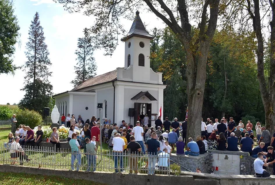 (FOTO) Velika svečanost u Alilovcima: Proslavljena 100. obljetnica kapelice Blažene Djevice Marije