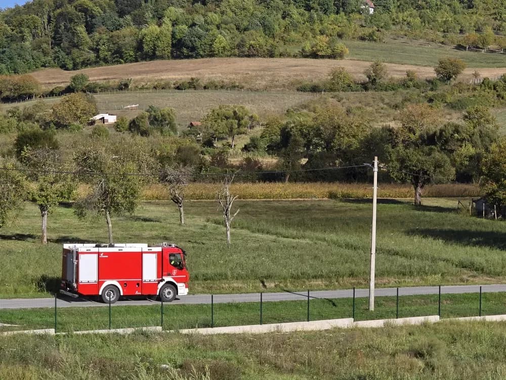 Veliki požar u Buku: Gori pogon za proizvodnju stolarije - vatrogasci se bore s vatrenom stihijom