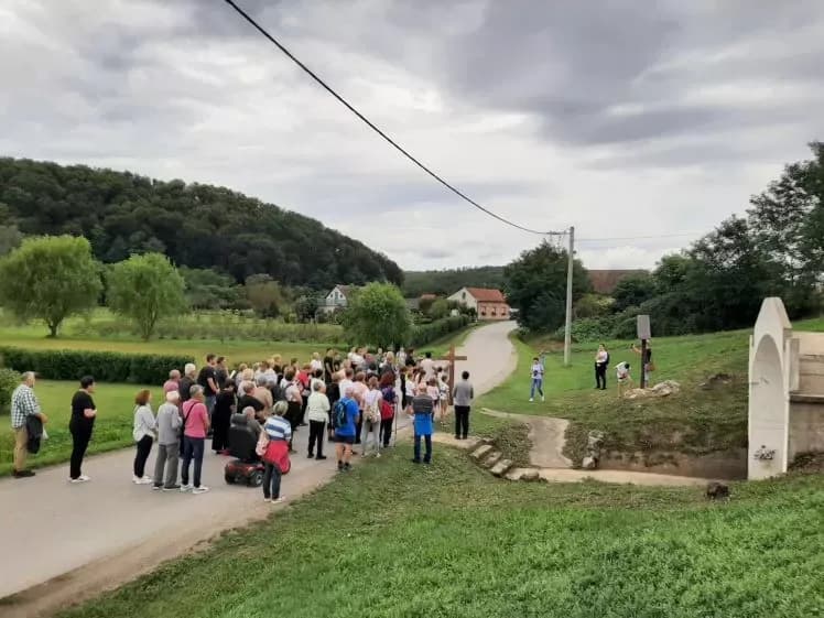 KRIŽNI PUT POŽEŠKA KOPRIVNICA-KLIKUN: Tradicionalno hodočašče predvodio pleternički župnik Dragan Hrgić