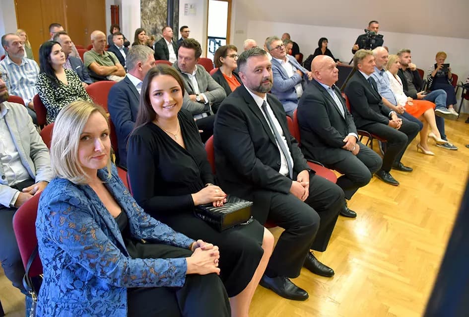 GOSPODARSKI USPJEH:Zlatne kune dobile tvrtke Lipik glas, Usluga i Legac partner
