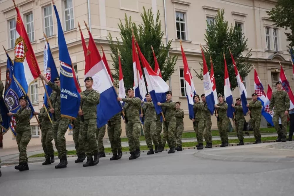 (FOTOGALERIJA) Prigodan program uz mimohod ulicama grada povodom Dana branitelja Požeško-slavonske županije