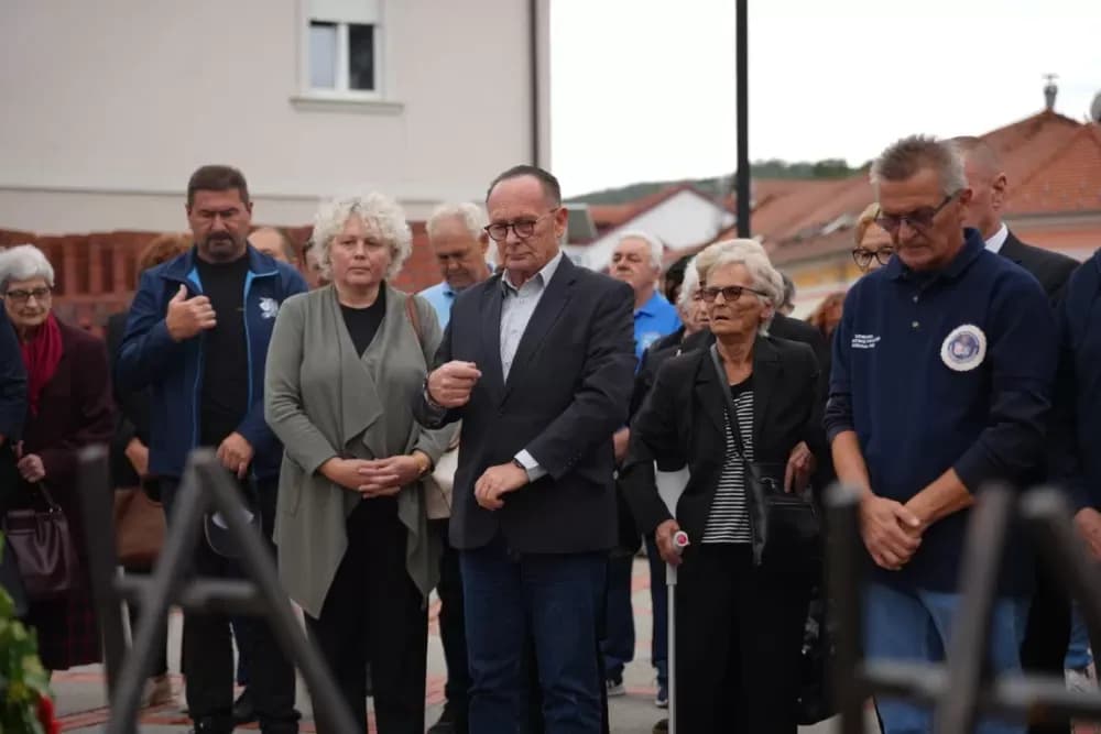 (FOTOGALERIJA) Prigodan program uz mimohod ulicama grada povodom Dana branitelja Požeško-slavonske županije