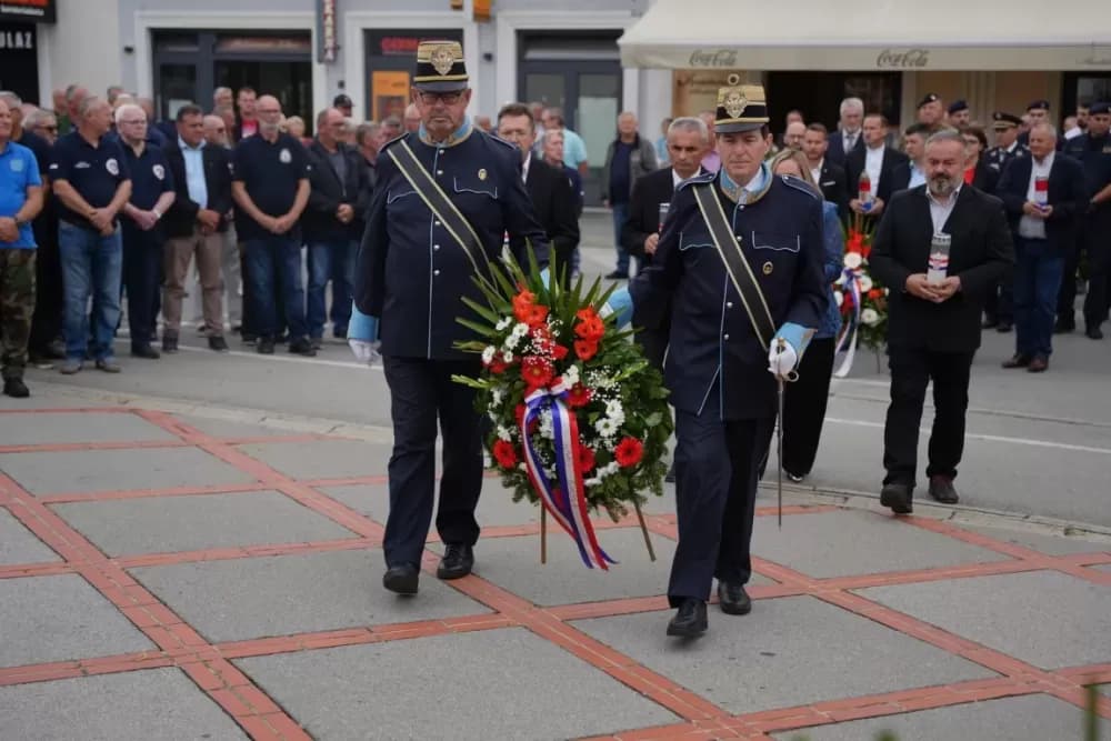 (FOTOGALERIJA) Prigodan program uz mimohod ulicama grada povodom Dana branitelja Požeško-slavonske županije