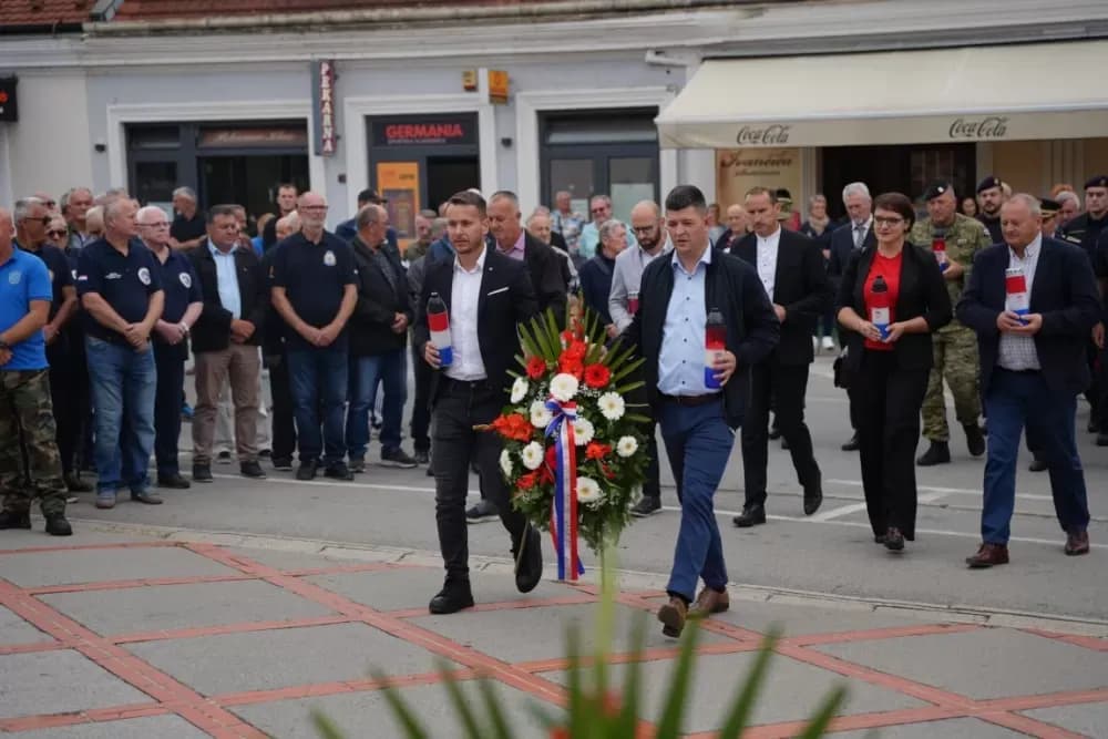 (FOTOGALERIJA) Prigodan program uz mimohod ulicama grada povodom Dana branitelja Požeško-slavonske županije