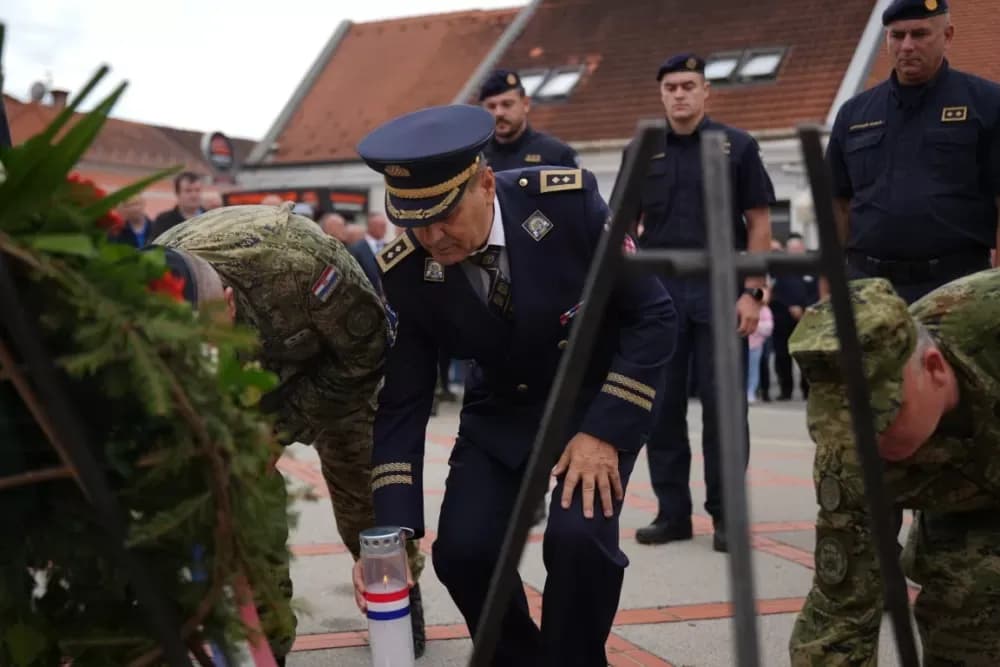 (FOTOGALERIJA) Prigodan program uz mimohod ulicama grada povodom Dana branitelja Požeško-slavonske županije
