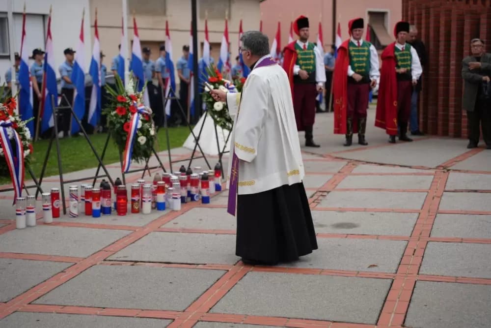 (FOTOGALERIJA) Prigodan program uz mimohod ulicama grada povodom Dana branitelja Požeško-slavonske županije
