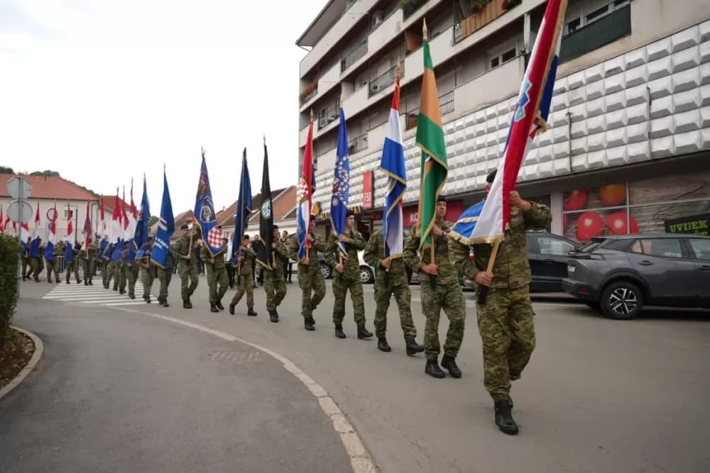 (FOTOGALERIJA) Prigodan program uz mimohod ulicama grada povodom Dana branitelja Požeško-slavonske županije