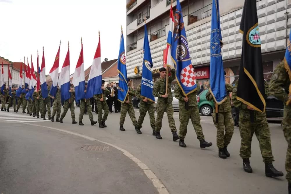 (FOTOGALERIJA) Prigodan program uz mimohod ulicama grada povodom Dana branitelja Požeško-slavonske županije