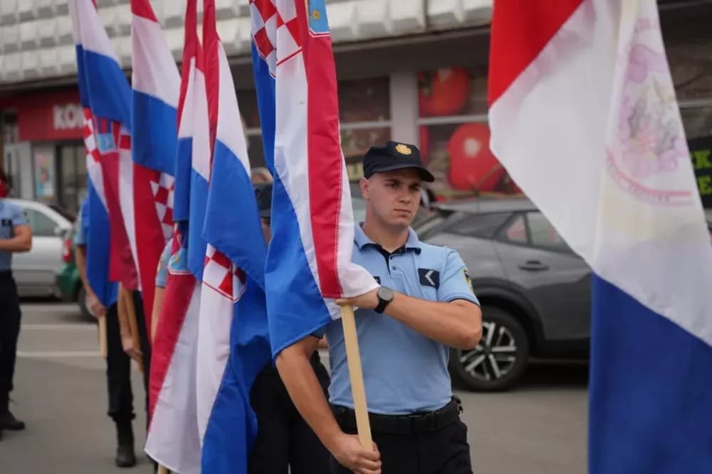 (FOTOGALERIJA) Prigodan program uz mimohod ulicama grada povodom Dana branitelja Požeško-slavonske županije