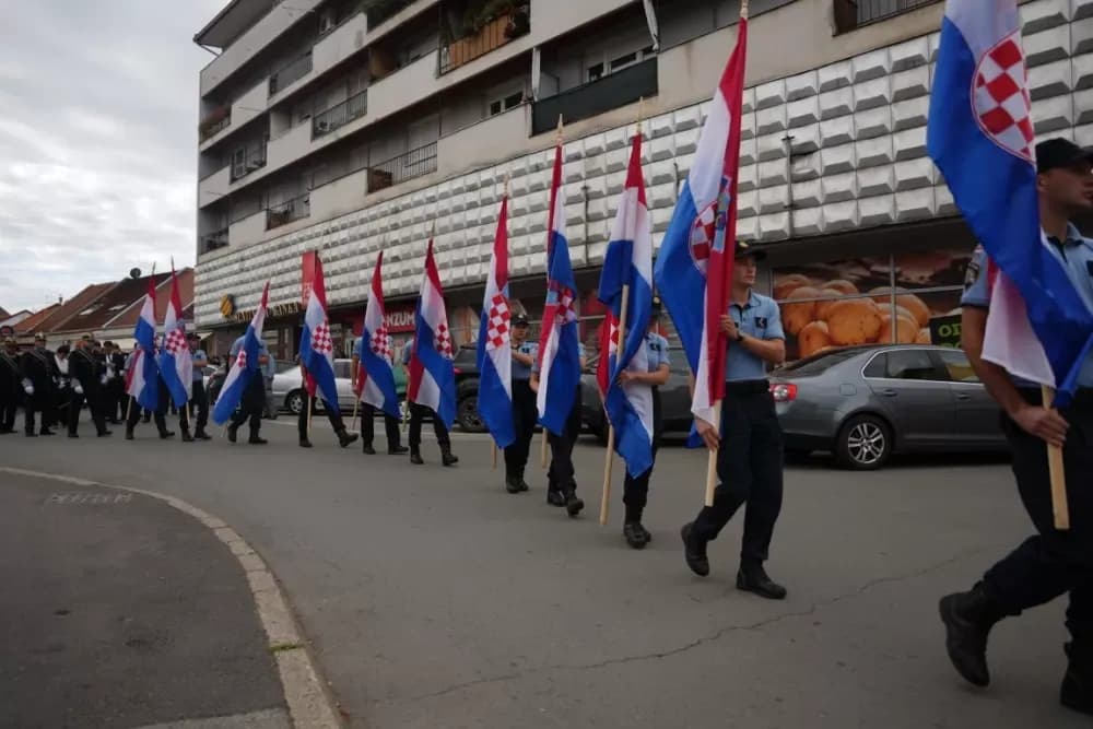 (FOTOGALERIJA) Prigodan program uz mimohod ulicama grada povodom Dana branitelja Požeško-slavonske županije