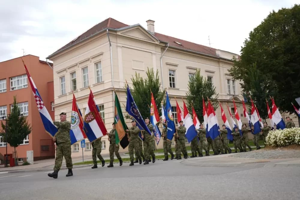 (FOTOGALERIJA) Prigodan program uz mimohod ulicama grada povodom Dana branitelja Požeško-slavonske županije