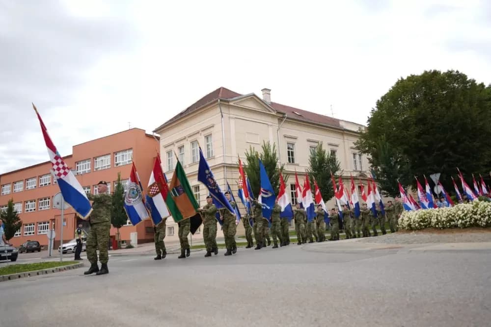 (FOTOGALERIJA) Prigodan program uz mimohod ulicama grada povodom Dana branitelja Požeško-slavonske županije