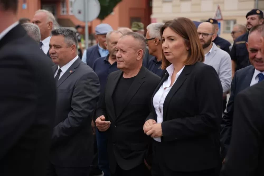 (FOTOGALERIJA) Prigodan program uz mimohod ulicama grada povodom Dana branitelja Požeško-slavonske županije