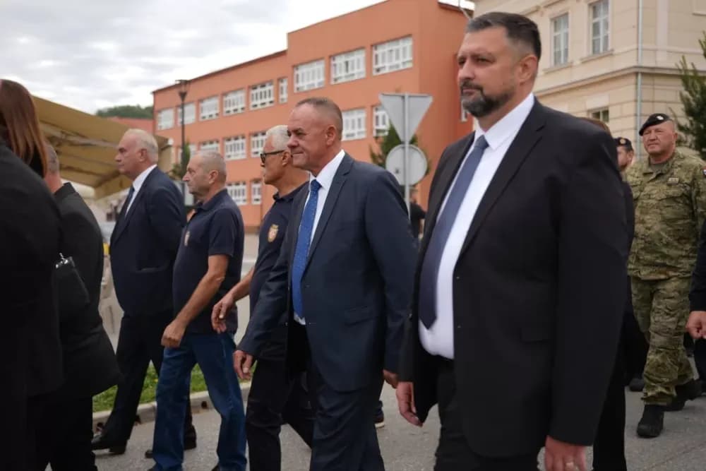 (FOTOGALERIJA) Prigodan program uz mimohod ulicama grada povodom Dana branitelja Požeško-slavonske županije