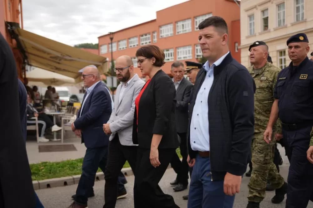 (FOTOGALERIJA) Prigodan program uz mimohod ulicama grada povodom Dana branitelja Požeško-slavonske županije