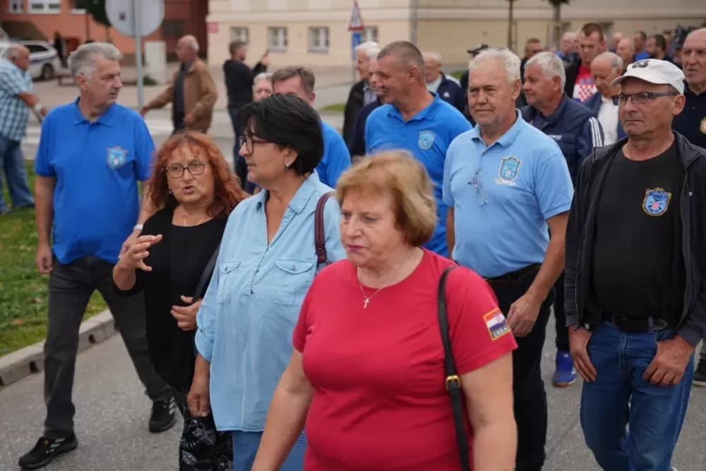 (FOTOGALERIJA) Prigodan program uz mimohod ulicama grada povodom Dana branitelja Požeško-slavonske županije
