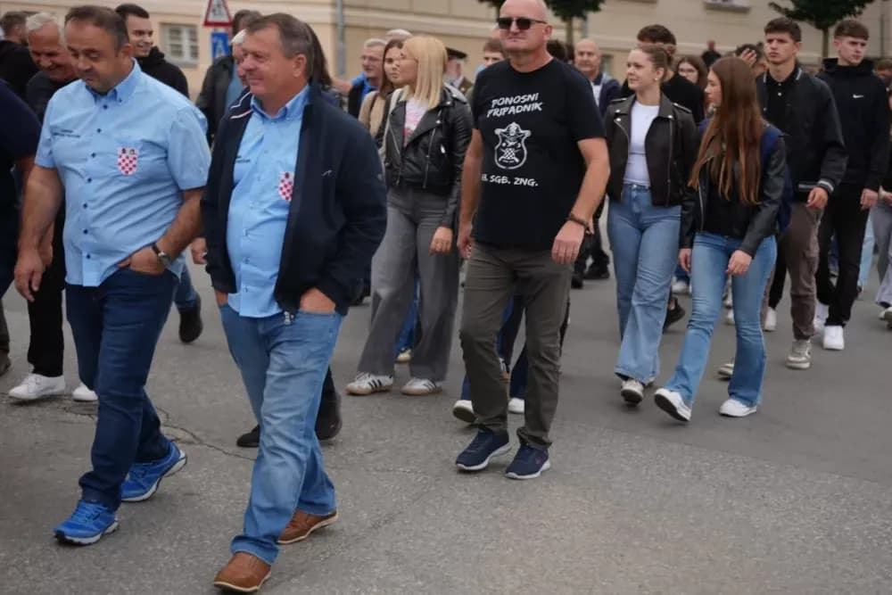 (FOTOGALERIJA) Prigodan program uz mimohod ulicama grada povodom Dana branitelja Požeško-slavonske županije