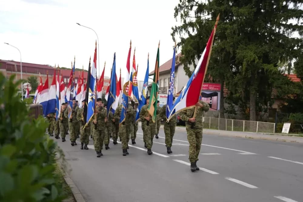 (FOTOGALERIJA) Prigodan program uz mimohod ulicama grada povodom Dana branitelja Požeško-slavonske županije