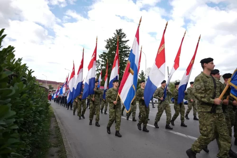 (FOTOGALERIJA) Prigodan program uz mimohod ulicama grada povodom Dana branitelja Požeško-slavonske županije
