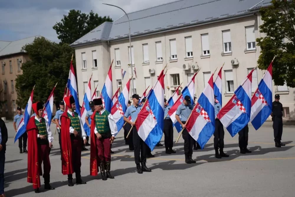 (FOTOGALERIJA) Prigodan program uz mimohod ulicama grada povodom Dana branitelja Požeško-slavonske županije