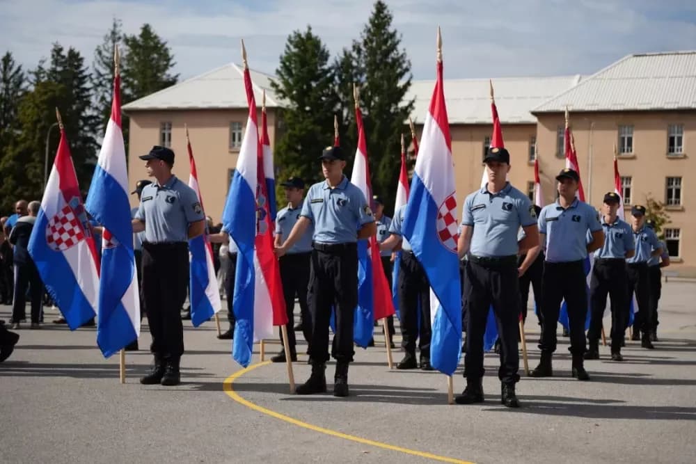 (FOTOGALERIJA) Prigodan program uz mimohod ulicama grada povodom Dana branitelja Požeško-slavonske županije