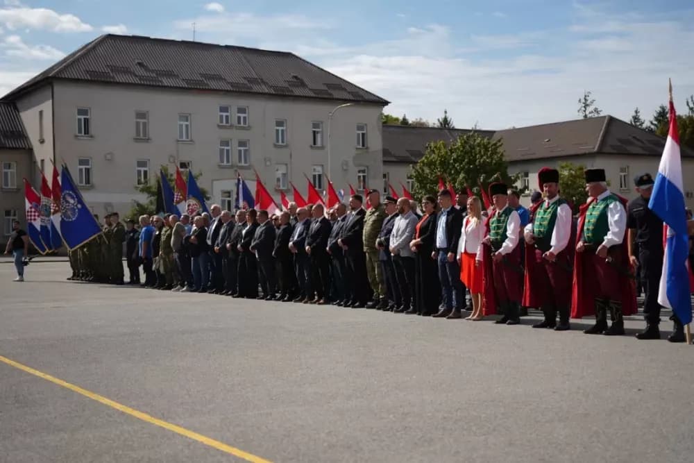 (FOTOGALERIJA) Prigodan program uz mimohod ulicama grada povodom Dana branitelja Požeško-slavonske županije