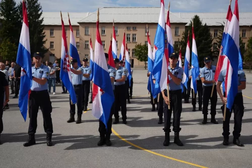 (FOTOGALERIJA) Prigodan program uz mimohod ulicama grada povodom Dana branitelja Požeško-slavonske županije
