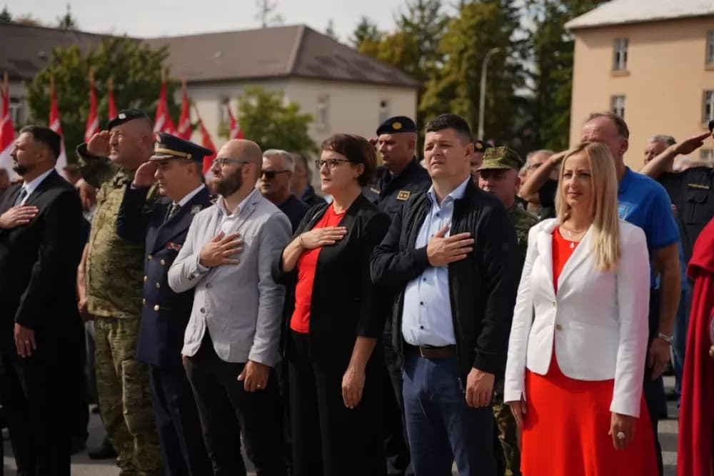 (FOTOGALERIJA) Prigodan program uz mimohod ulicama grada povodom Dana branitelja Požeško-slavonske županije