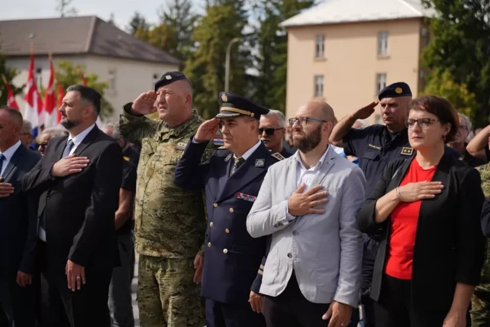 (FOTOGALERIJA) Prigodan program uz mimohod ulicama grada povodom Dana branitelja Požeško-slavonske županije