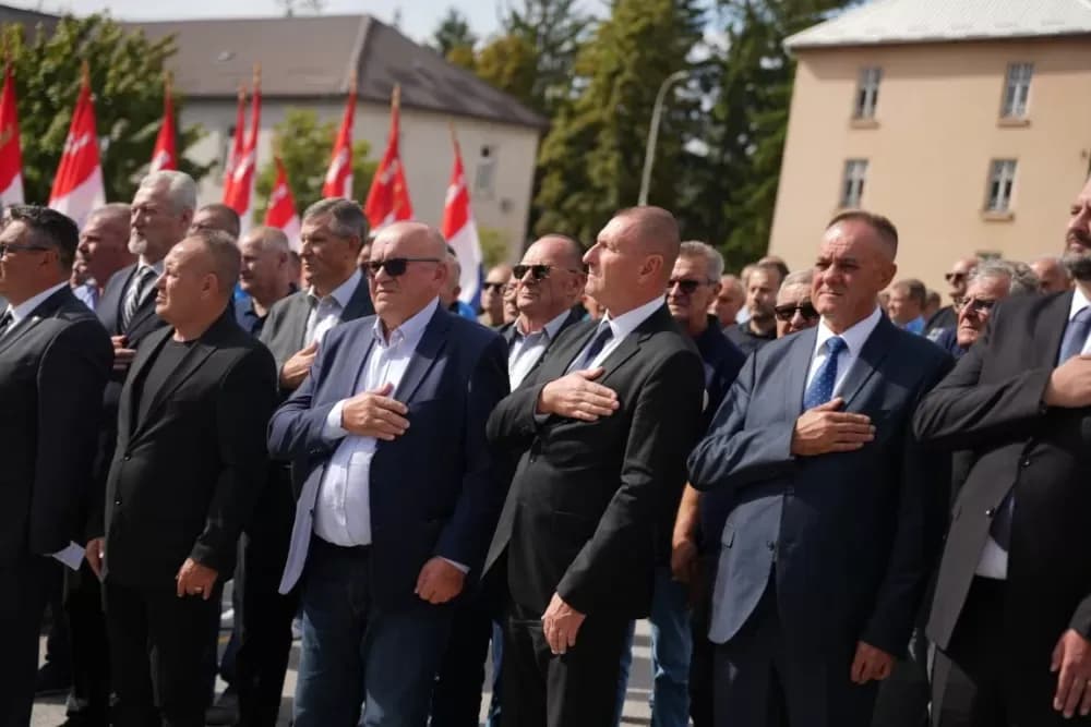 (FOTOGALERIJA) Prigodan program uz mimohod ulicama grada povodom Dana branitelja Požeško-slavonske županije