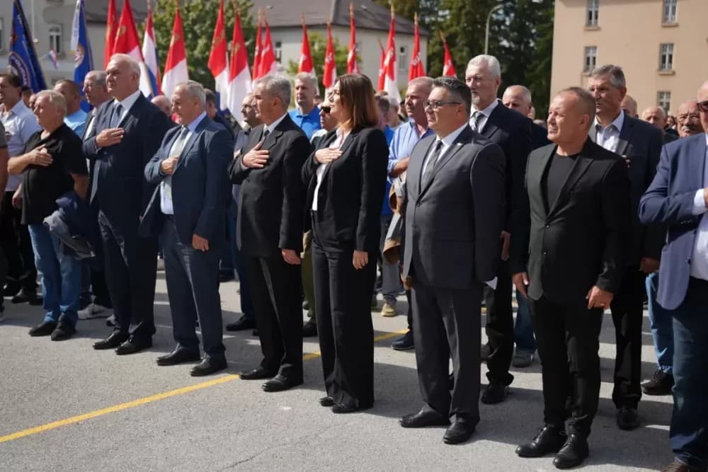 (FOTOGALERIJA) Prigodan program uz mimohod ulicama grada povodom Dana branitelja Požeško-slavonske županije