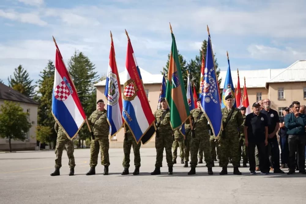 (FOTOGALERIJA) Prigodan program uz mimohod ulicama grada povodom Dana branitelja Požeško-slavonske županije