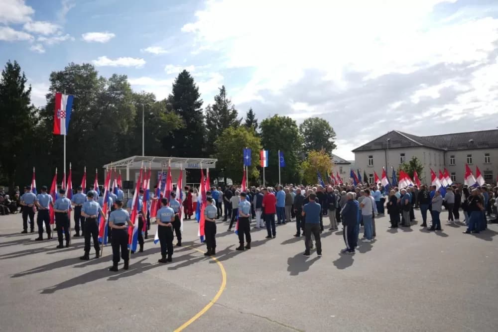 (FOTOGALERIJA) Prigodan program uz mimohod ulicama grada povodom Dana branitelja Požeško-slavonske županije