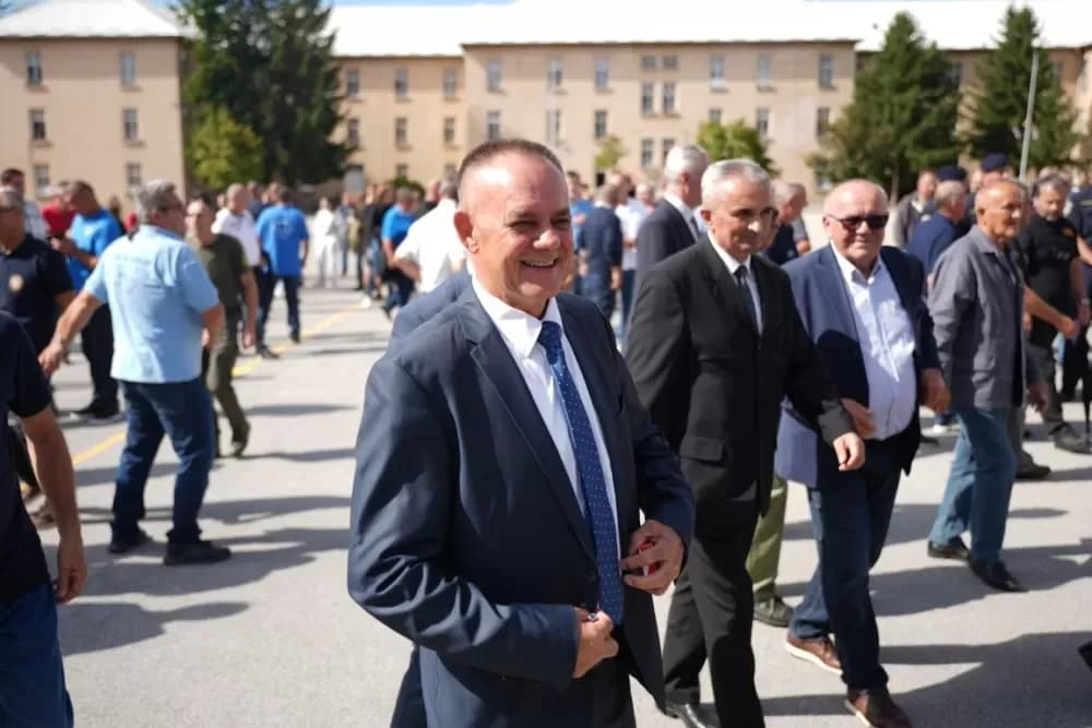 (FOTOGALERIJA) Prigodan program uz mimohod ulicama grada povodom Dana branitelja Požeško-slavonske županije