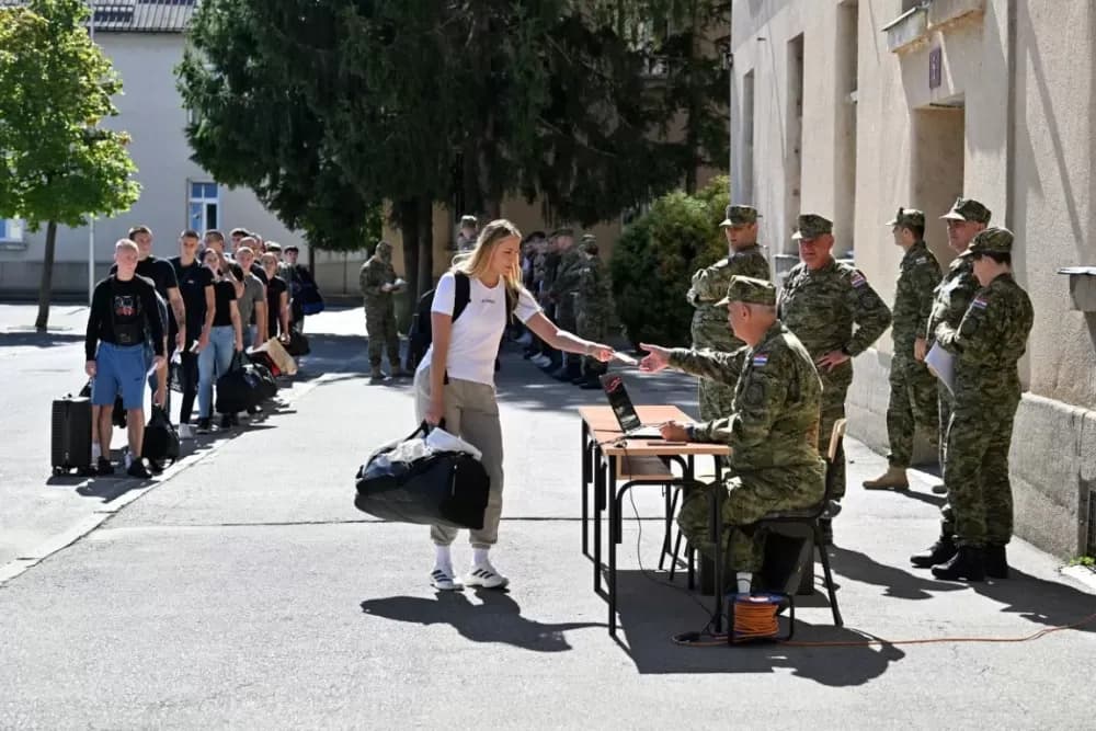 Novi naraštaj ročnika i ročnica stigao u Požegu na dragovoljno vojno osposobljavanje