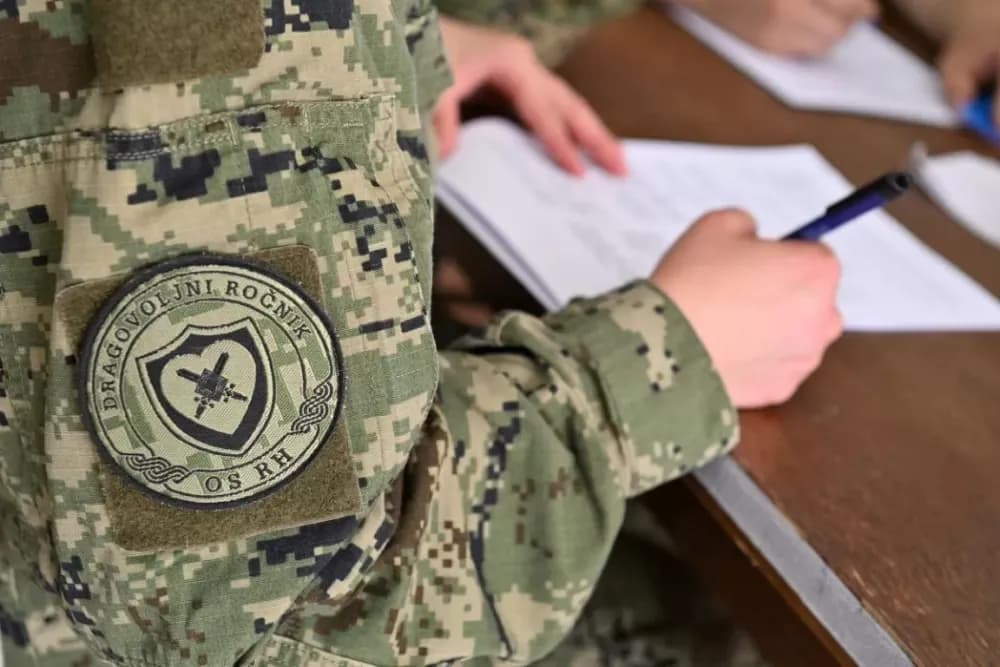 Novi naraštaj ročnika i ročnica stigao u Požegu na dragovoljno vojno osposobljavanje