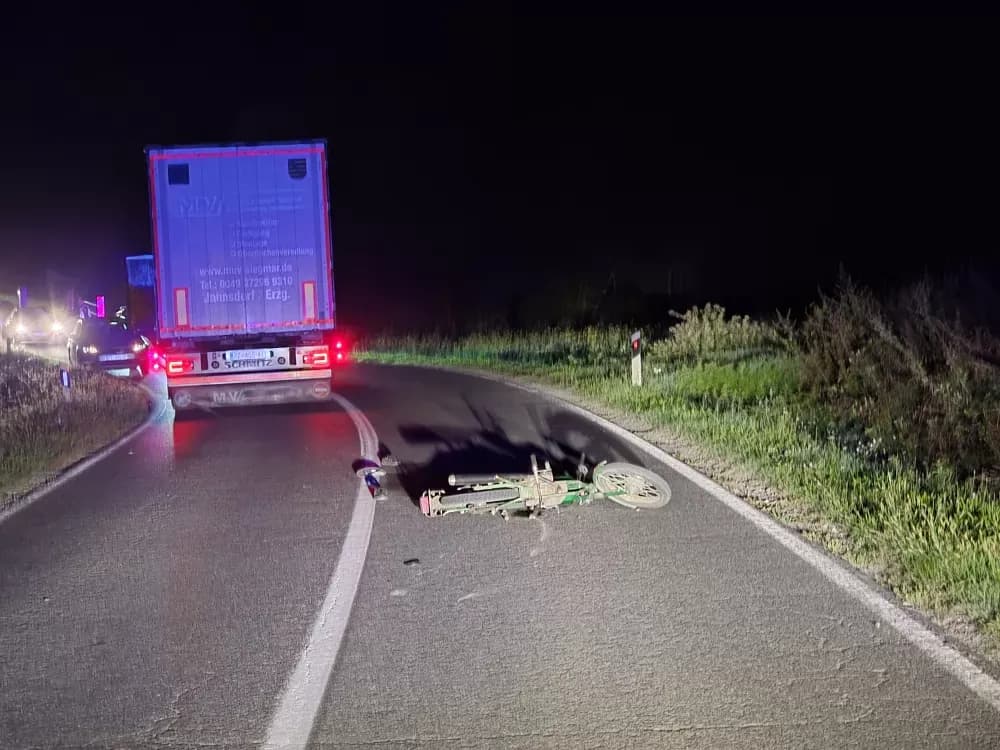 Sudar teretnog vozila i mopeda: Vozač mopeda prevezen u bolnicu
