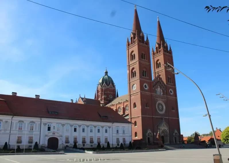 [FOTO] Pleternički umirovljenici prisustvovali  mimohodu na „Vinkovačkim jesenima“ te posjetili Đakovo-srce Slavonije