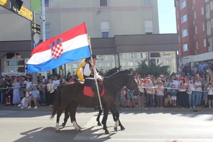 [FOTO] Pleternički umirovljenici prisustvovali  mimohodu na „Vinkovačkim jesenima“ te posjetili Đakovo-srce Slavonije