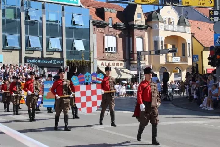 [FOTO] Pleternički umirovljenici prisustvovali  mimohodu na „Vinkovačkim jesenima“ te posjetili Đakovo-srce Slavonije