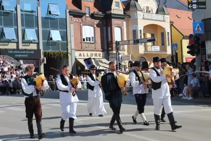 [FOTO] Pleternički umirovljenici prisustvovali  mimohodu na „Vinkovačkim jesenima“ te posjetili Đakovo-srce Slavonije