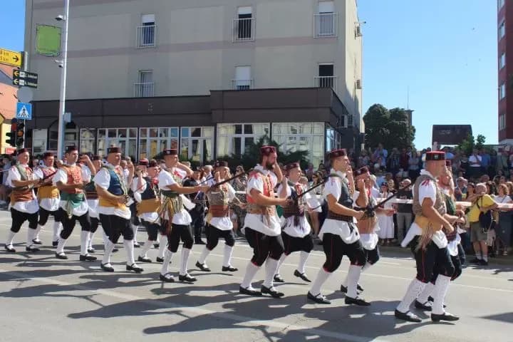 [FOTO] Pleternički umirovljenici prisustvovali  mimohodu na „Vinkovačkim jesenima“ te posjetili Đakovo-srce Slavonije