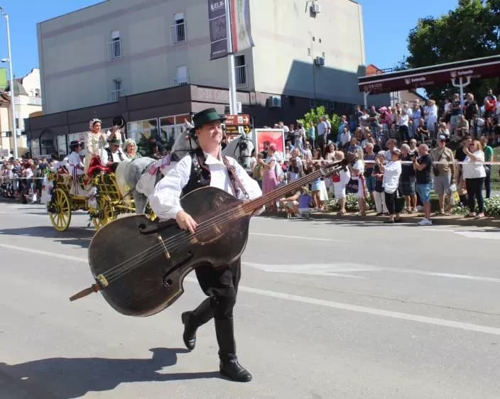[FOTO] Pleternički umirovljenici prisustvovali  mimohodu na „Vinkovačkim jesenima“ te posjetili Đakovo-srce Slavonije