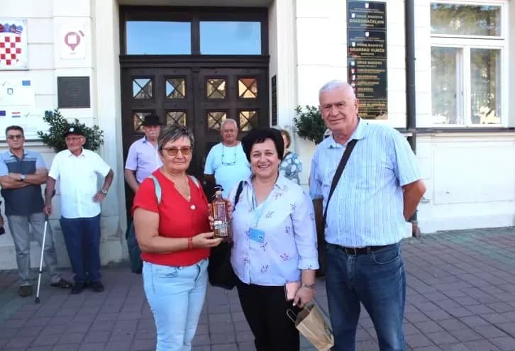 [FOTO] Pleternički umirovljenici prisustvovali  mimohodu na „Vinkovačkim jesenima“ te posjetili Đakovo-srce Slavonije