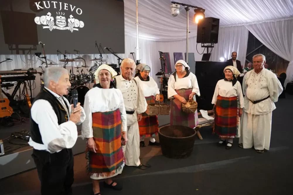 Velika fešta za kupce i poslovne partnere u vinogradima Kutjeva d.d.: Uprizoreno i kako se nekad ʼgaziloʼ grožđe